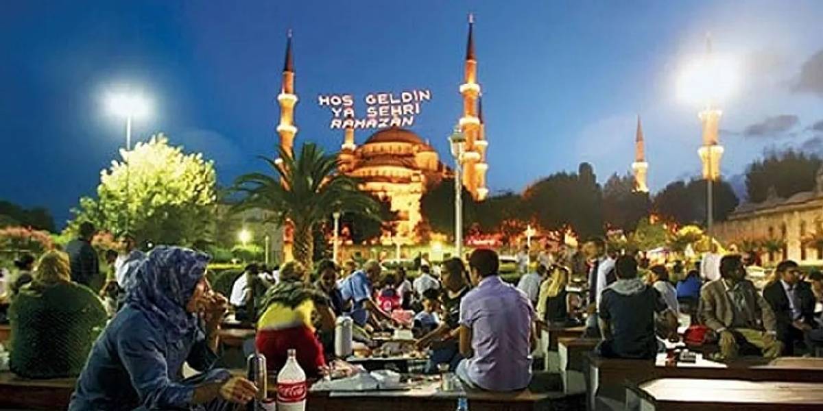 Праздники в стамбуле. Праздник Рамадан в Турции в 2021. Курбан байрам в Турции. С праздником Курбан байрам Турция. Рамадан в Турции в 2023.