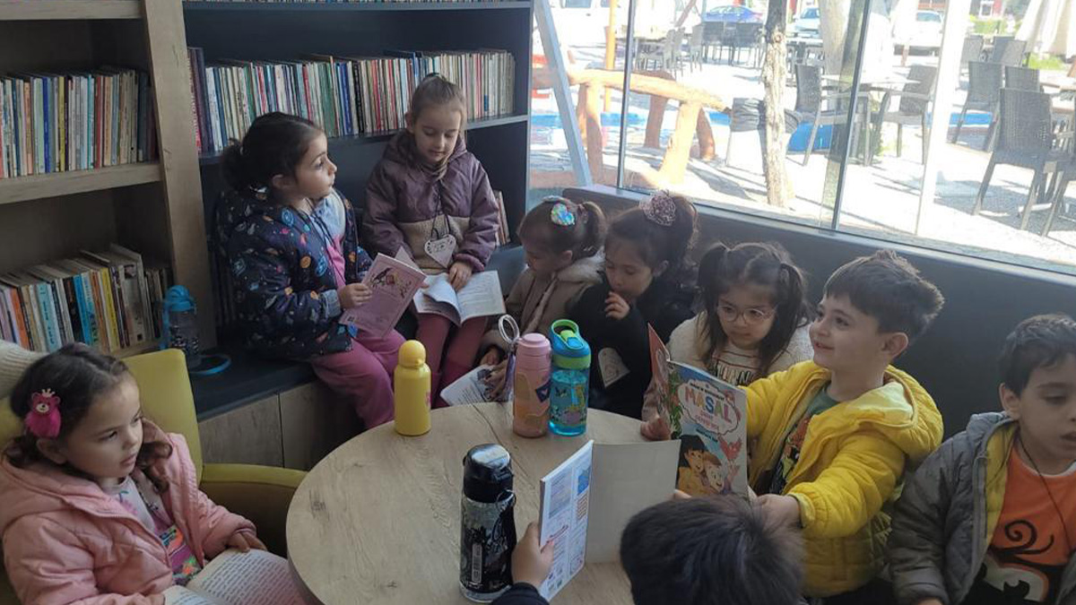 bayraklida-cocuklar-hem-egleniyor-hem-ogreniyor-5