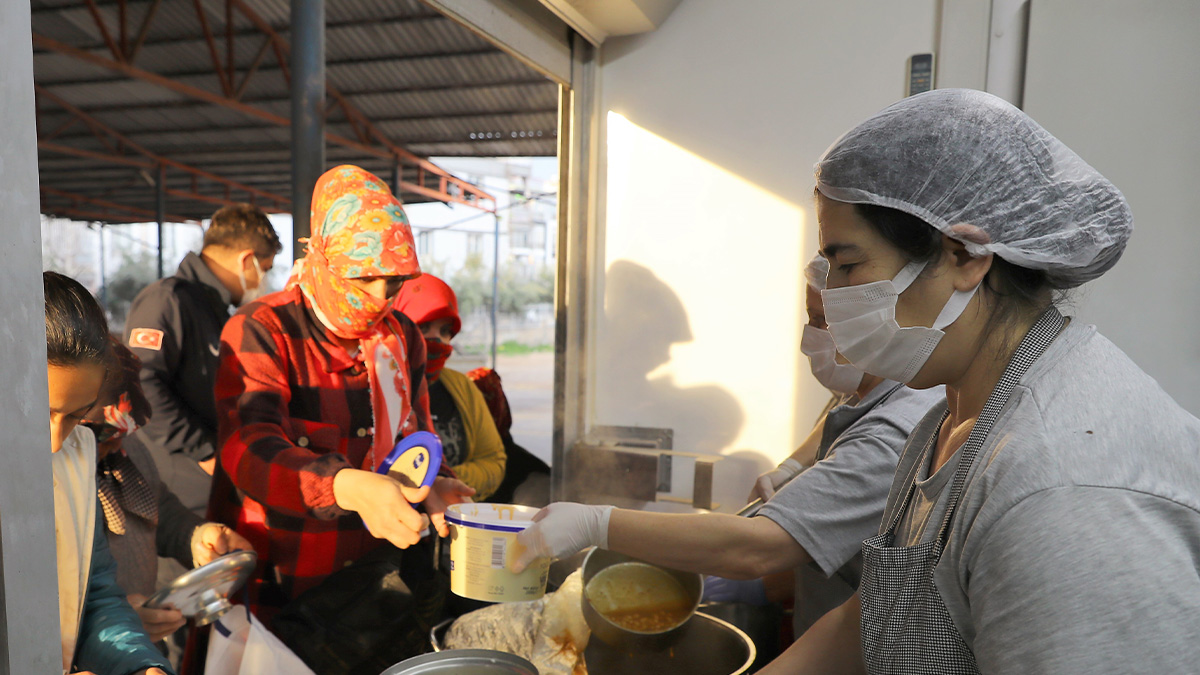 mobil-asevi-iftar-oncesi-yemek-dagitimi-6