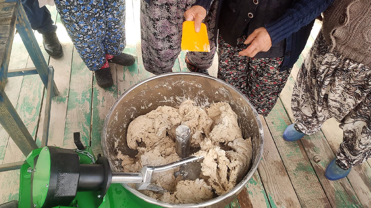 serikli-kadinlara-buyuksehirden-hamur-yogurma-makinesi-2