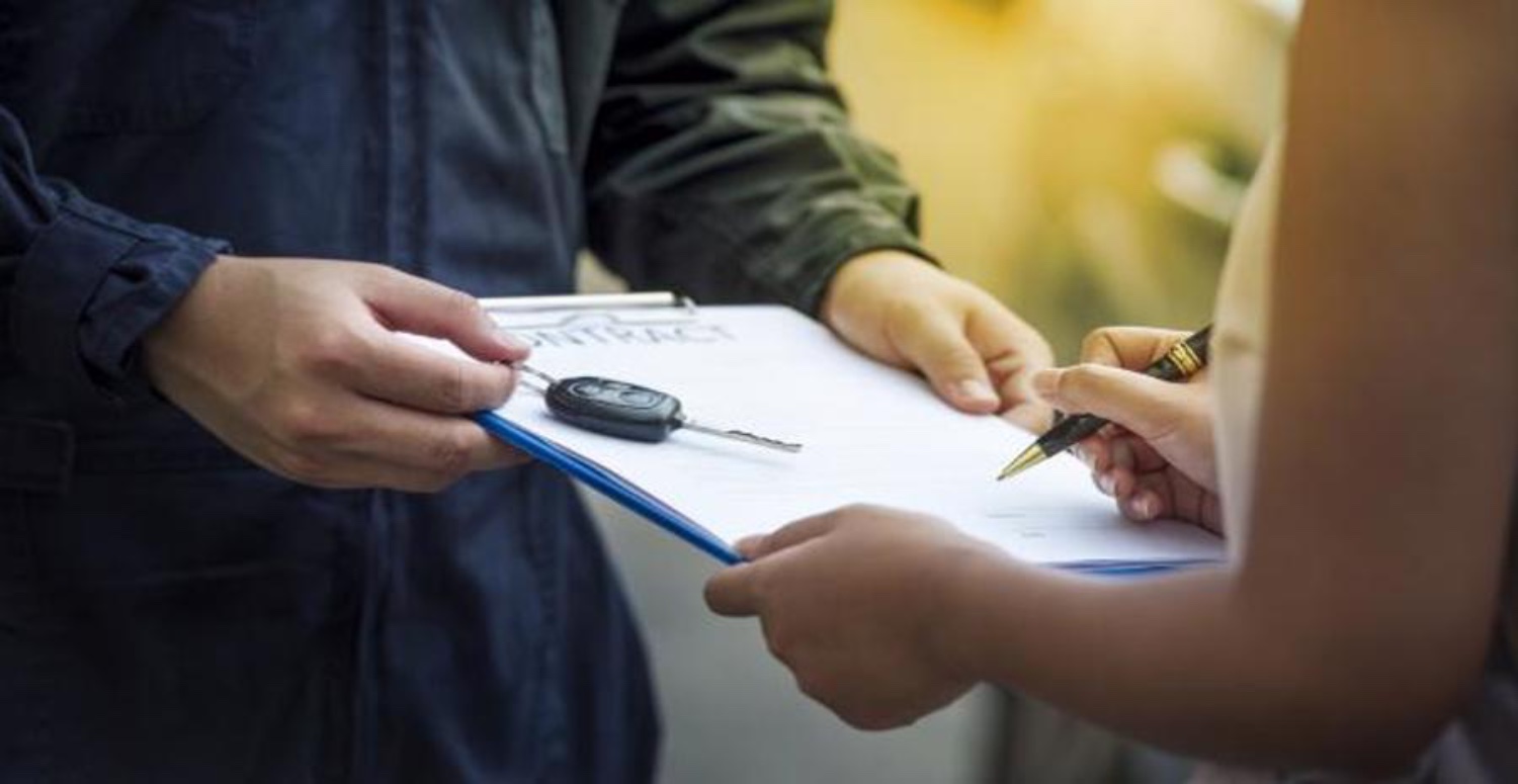 Tüketiciler Birliği, ÖTV muafiyetinden yararlanan engellilere fahiş fiyatlarla araç sattığı iddia edilen bazı otomobil satıcılarına ilişkin şikayetler aldı. Başkan Mahmut Şahin, konunun araştırılması için bir denetim çağrısında bulundu.