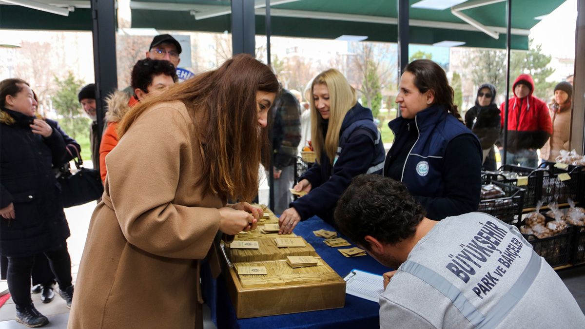 uretici-marketlerde-yerel-tohum-kuyrugu-11