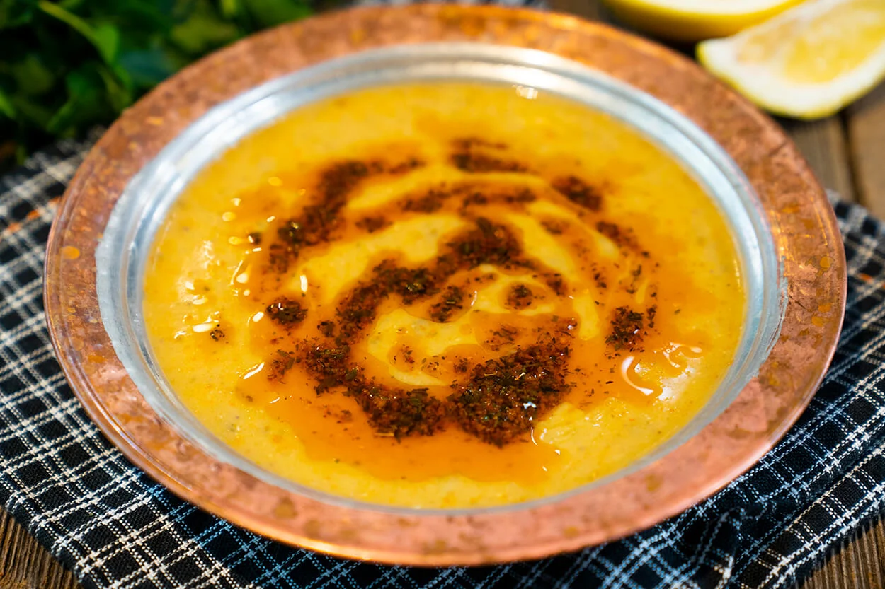 soslu-mercimek-corbasi-sunum