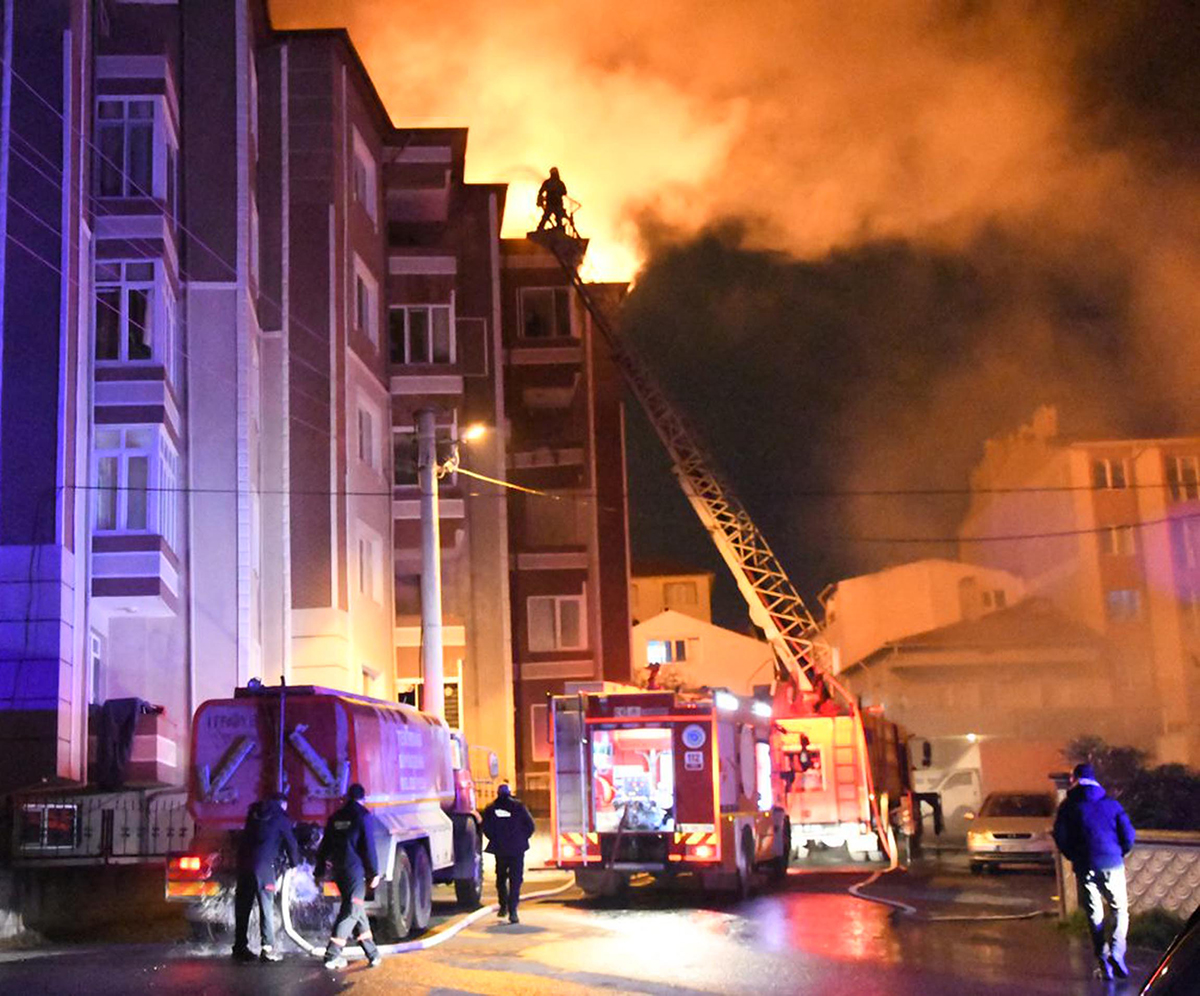 tekirdagda-5-katli-binada-yangin-1874-dhaphoto3-copy