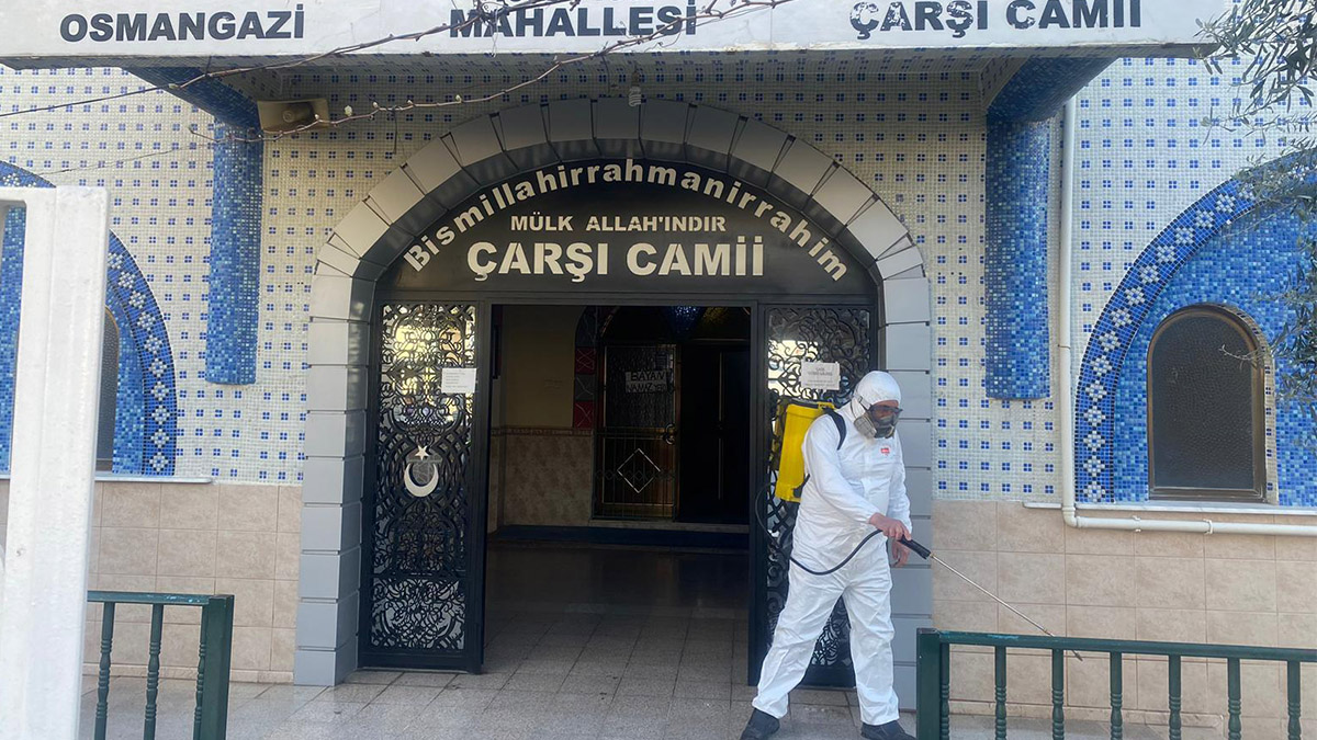 bayraklinin-camileri-dezenfekte-ediliyor1-1