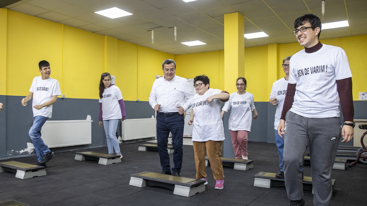 konak-engelsiz-yasam-koyunun-yeni-spor-salonu-faaliyete-gecti-1