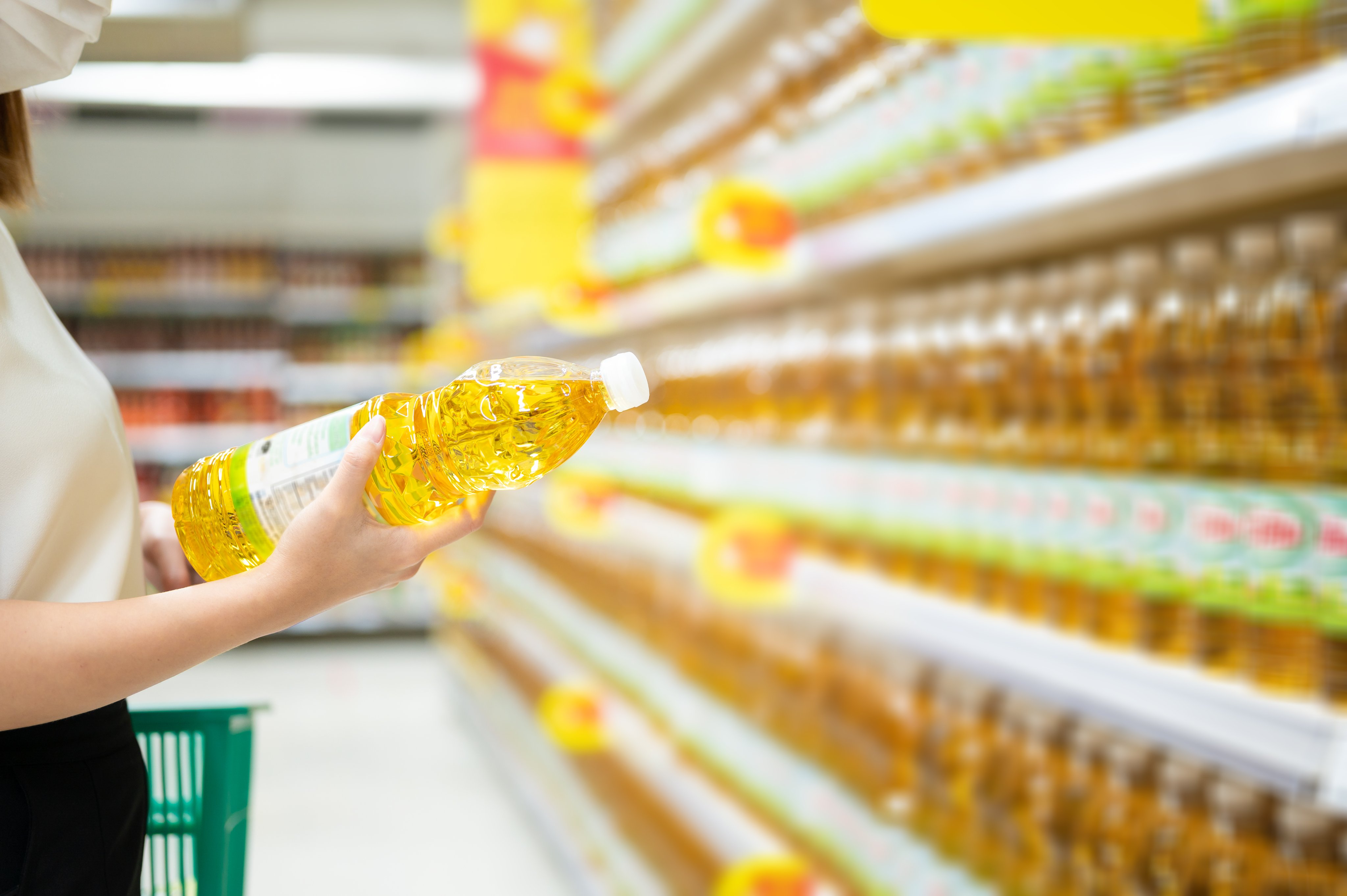 Маслами находятся. Пальмового масло 2022 году в магазинах фото. Fresh Oil in supermarket. Supermarket Oil.