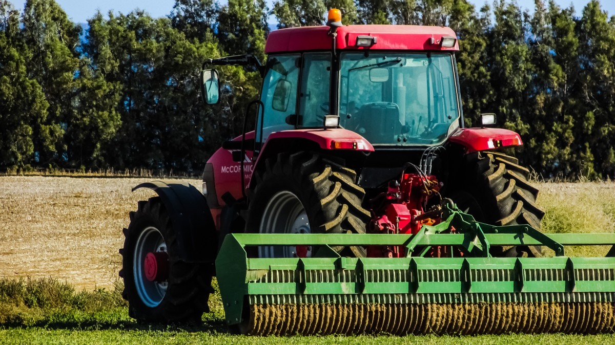 tractor-field-rural-agriculture-farm-equipment-machinery-vehicle-411807