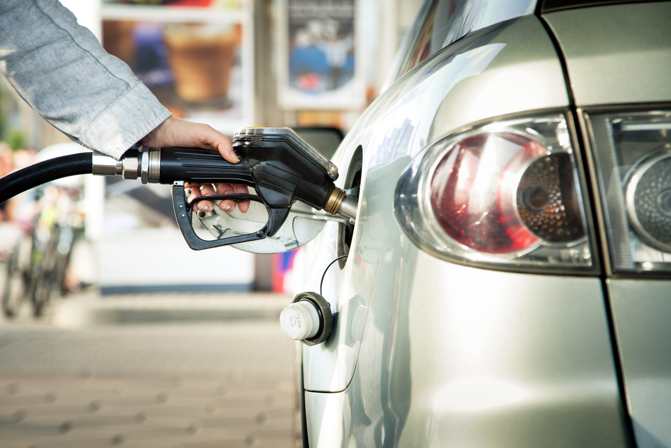 automobil-zapfsaeule-mann-hand-scaled