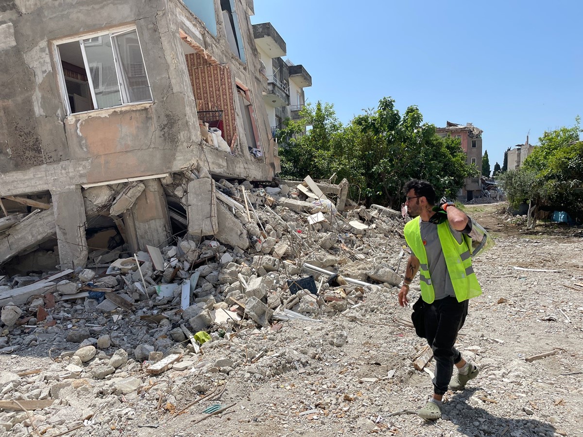 enkazdan-76-gun-sonra-eceviti-canli-olarak-buldular-2-001