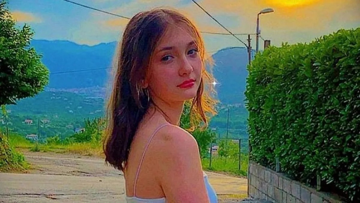 kuvete-telefonla-giren-genc-kiz-oldu-1