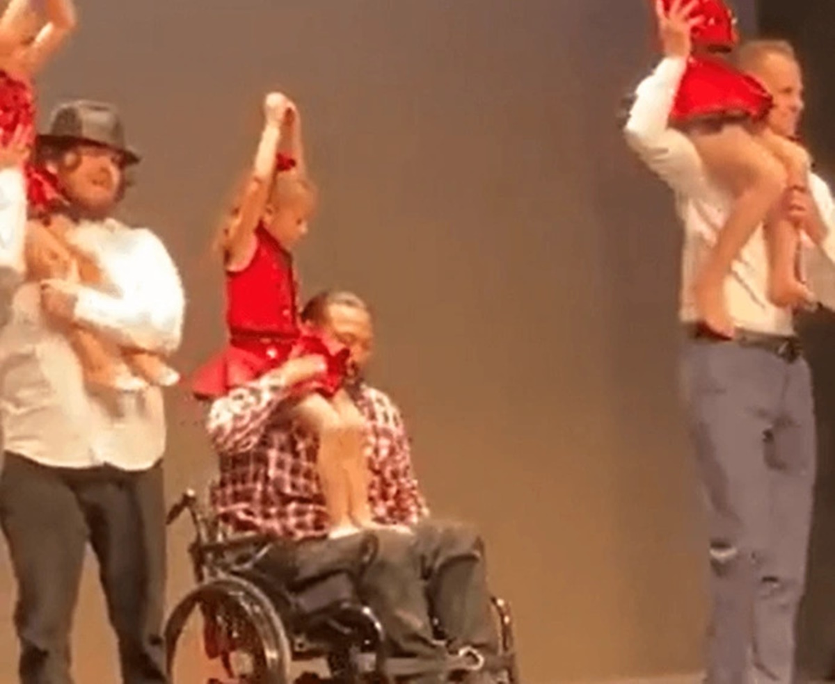 tekerlekli-sandalyedeki-babanin-kizina-jesti