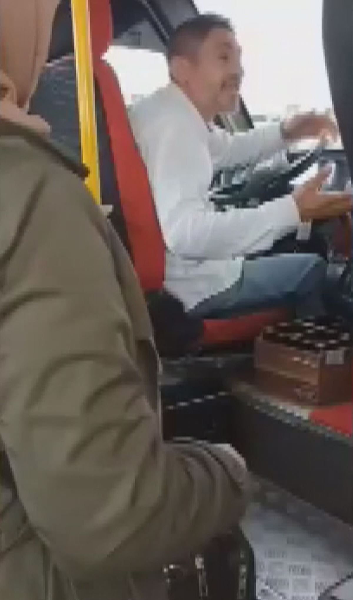 beek-arabasindan-ucret-isteyen-minibus-soforu-1