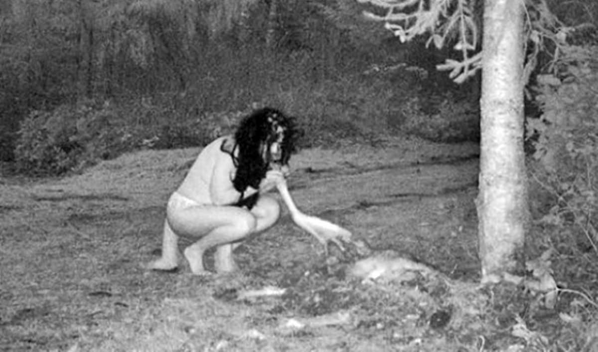 geyik-lesi-yiyen-ciplak-kadinlar-1