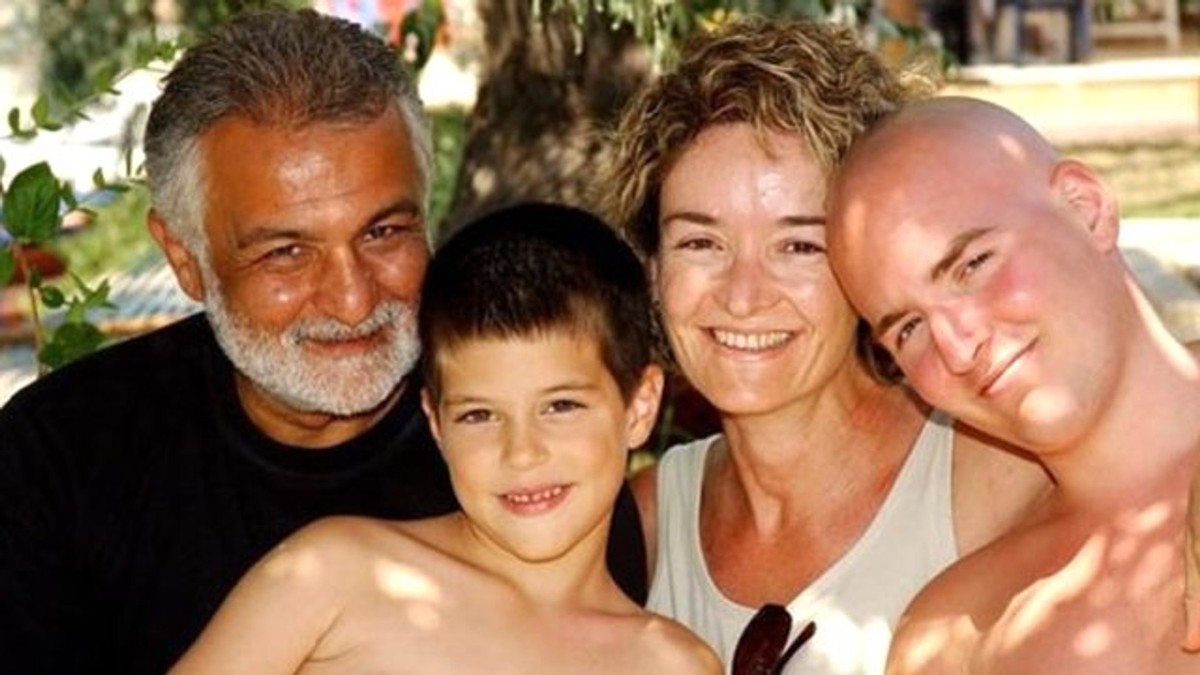 KENAN IŞIK VE AİLESİ