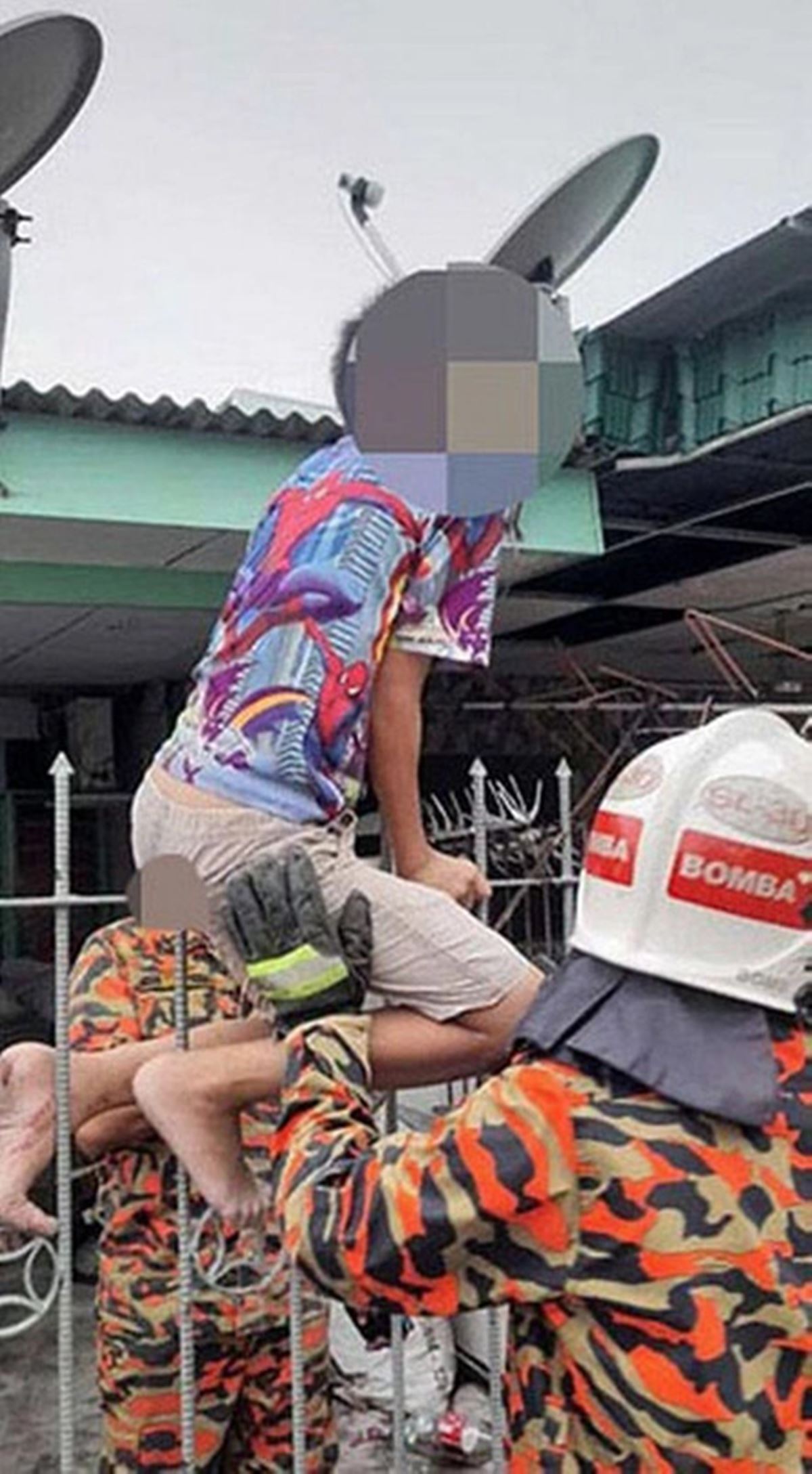 demir-korkuluklara-saplanan-cocuk-2