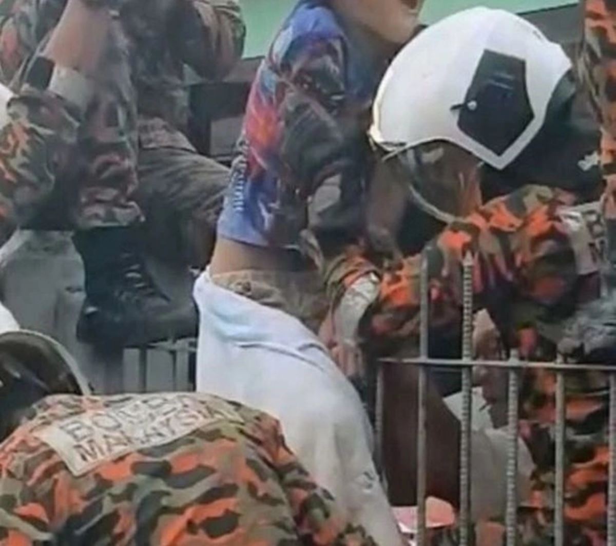 demir-korkuluklara-saplanan-cocuk-3