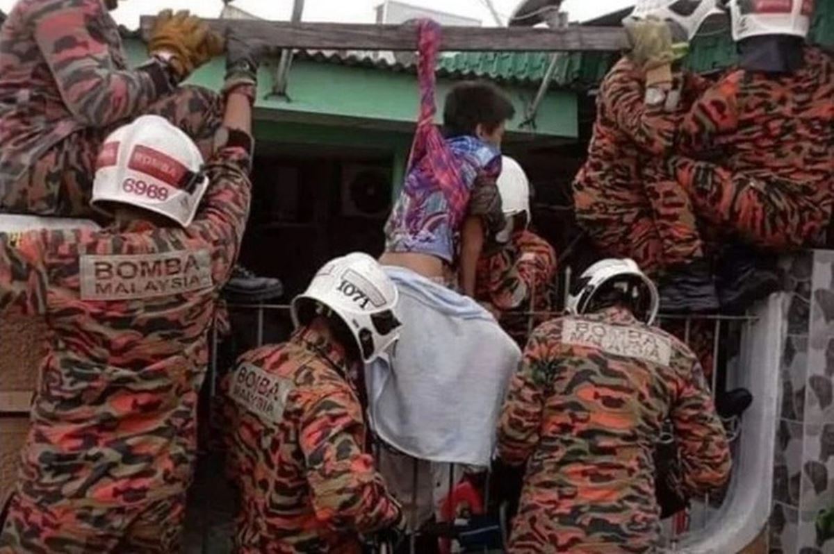 demir-korkuluklara-saplanan-cocuk-4