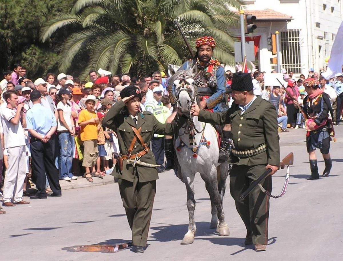 mezarlikta-15-yillik-hummali-calismanin-gizemi-olunce-ortaya-cikti-14