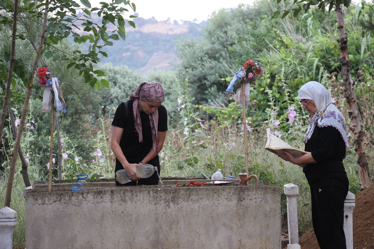 mezarlikta-15-yillik-hummali-calismanin-gizemi-olunce-ortaya-cikti-3