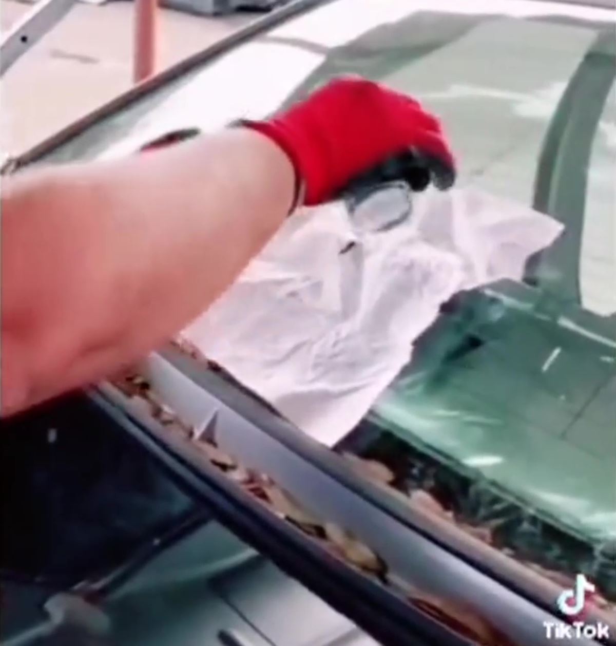 araba-camina-enerji-icecegi-dokersek-ne-olur