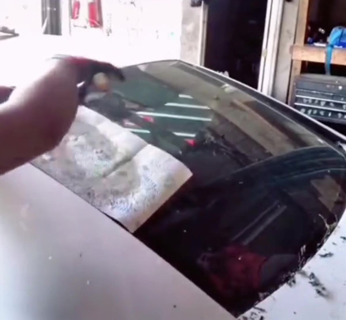 araba-camina-enerji-icecegi-dokulurse-ne-olur