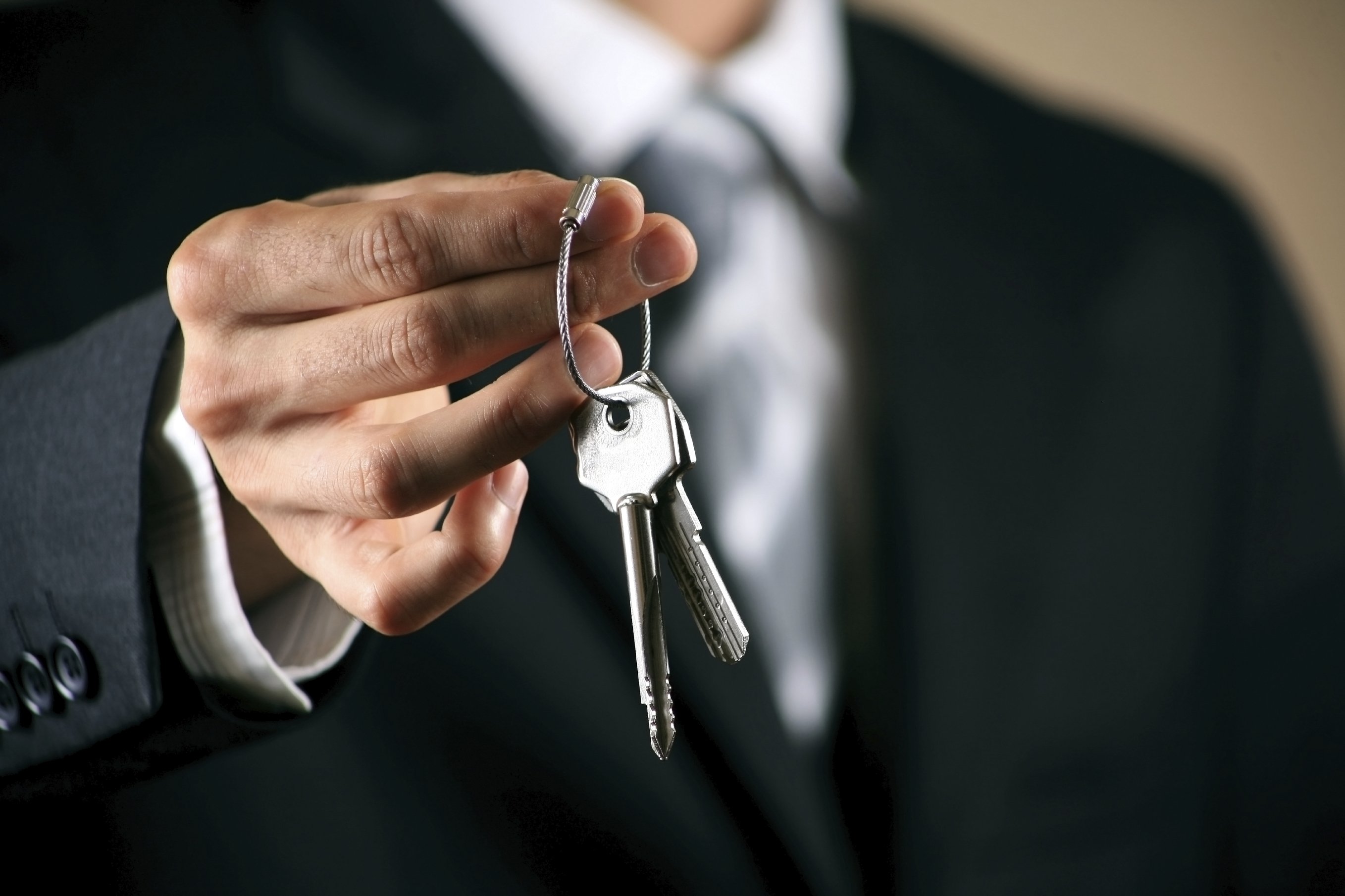 Мужчина дает ключи. Ключи от квартиры. Передают ключи от квартиры. Ключ в руке. Передача ключей.