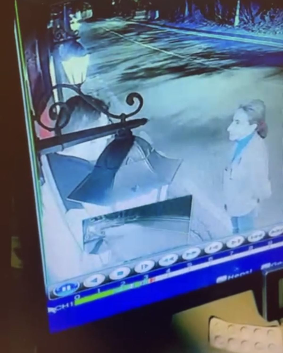 sezen-aksunun-takintili-hayrani-eve-zorla-girmeye-calisti-1