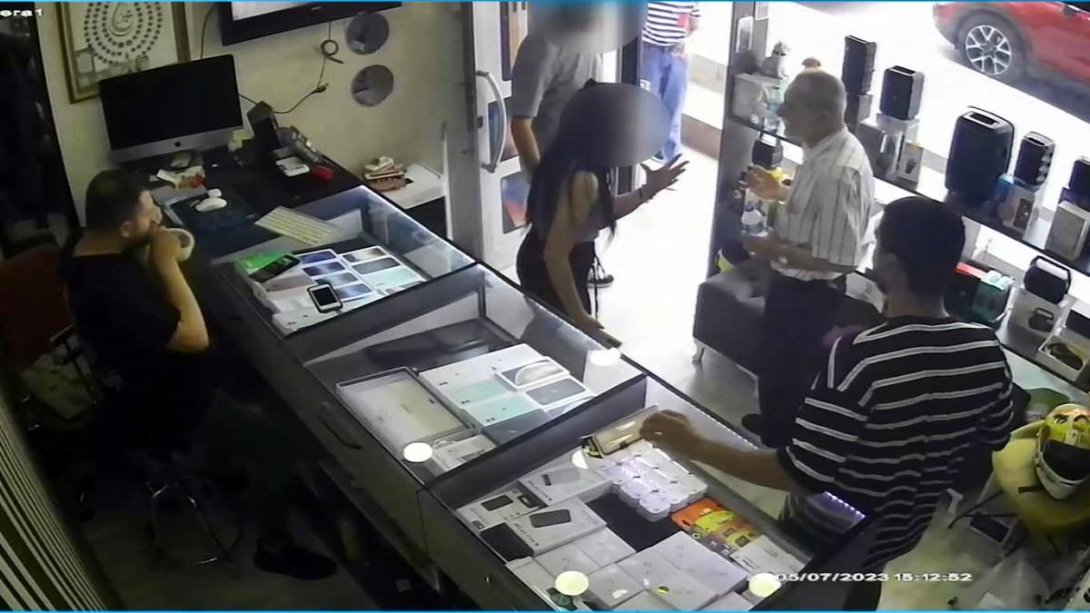 yasli-adam-genc-kadinin-telefonunu-caldi-2