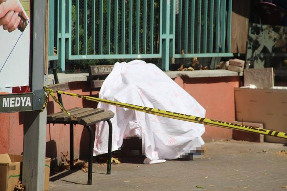 yasli-adam-bankta-oldu-kimse-fark-etmedi-2