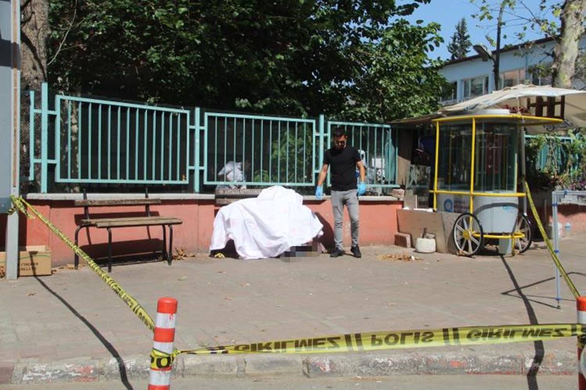 yasli-adam-bankta-oldu-kimse-fark-etmedi-3