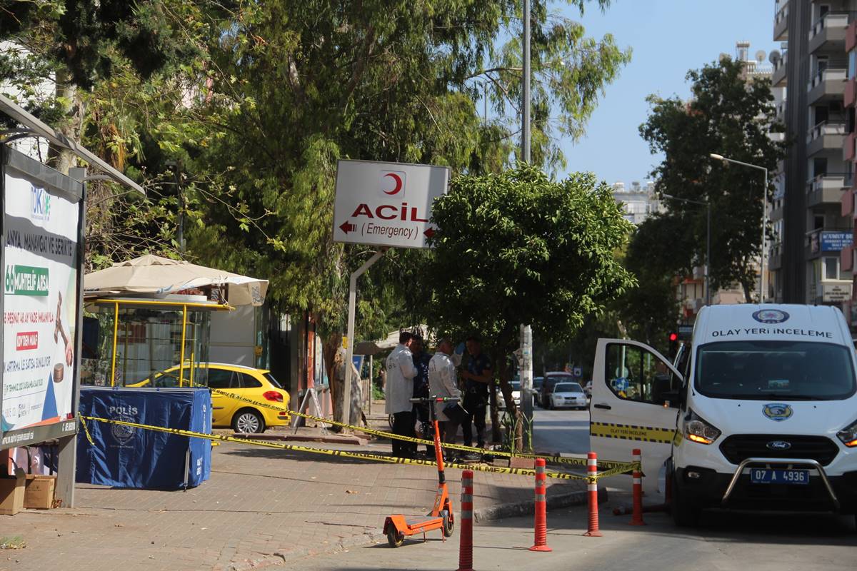 yasli-adam-bankta-oldu-kimse-fark-etmedi-4