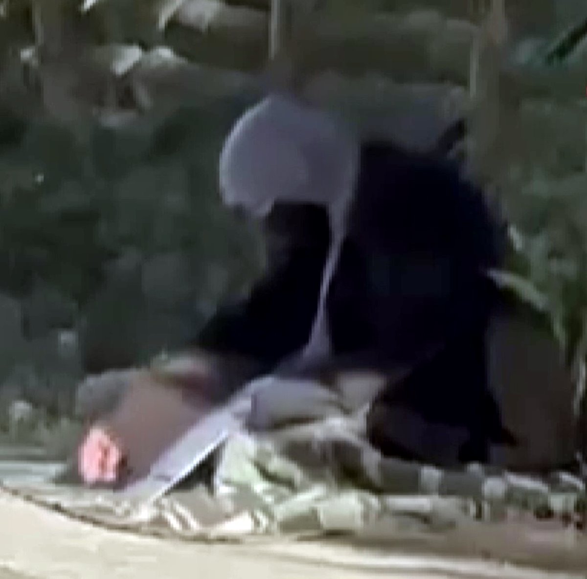 kadin-kiligina-giren-dilenci-3