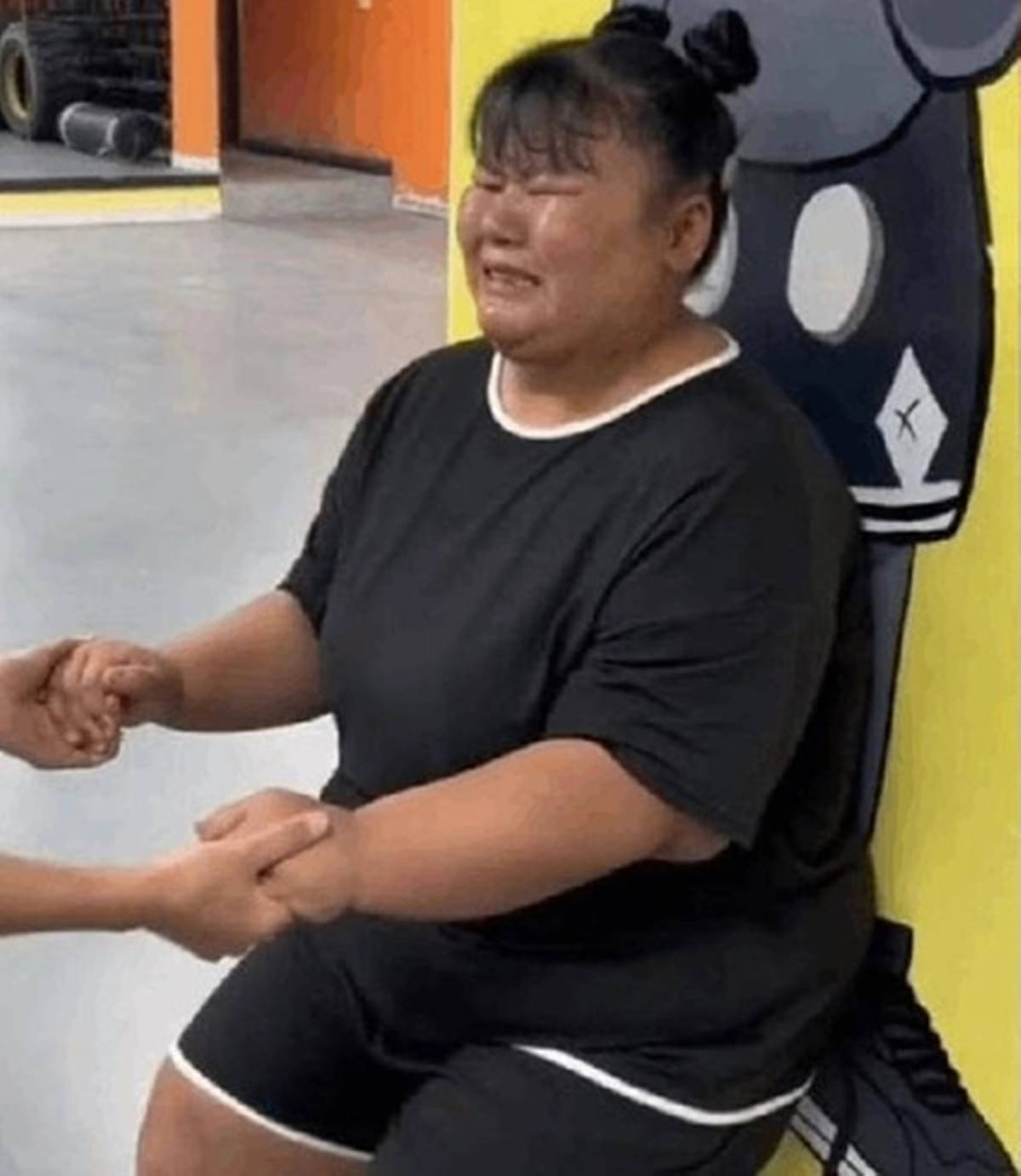 sosyal-medya-fenomeni-kilo-verirken-oldu