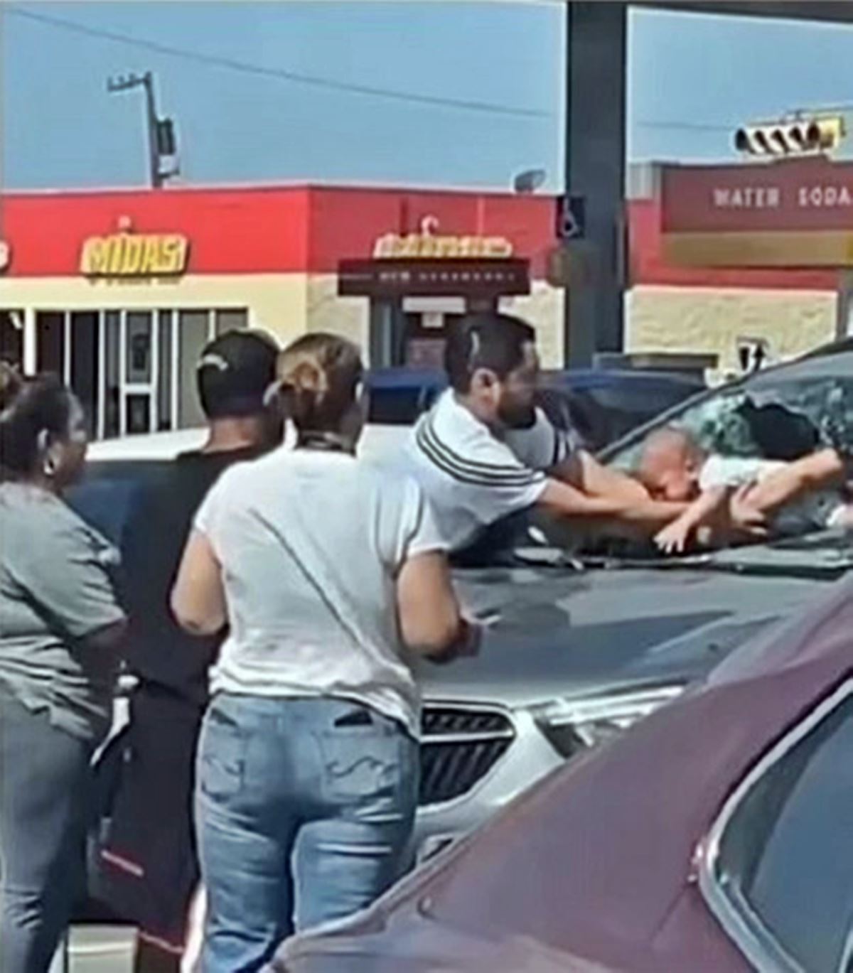 kavurucu-sicakta-bebegini-arabada-unuttu-2