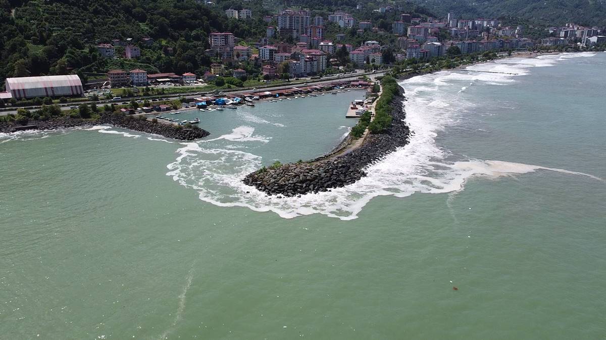 ayagina-capa-baglayip-denize-atladi-intihar-etti-4