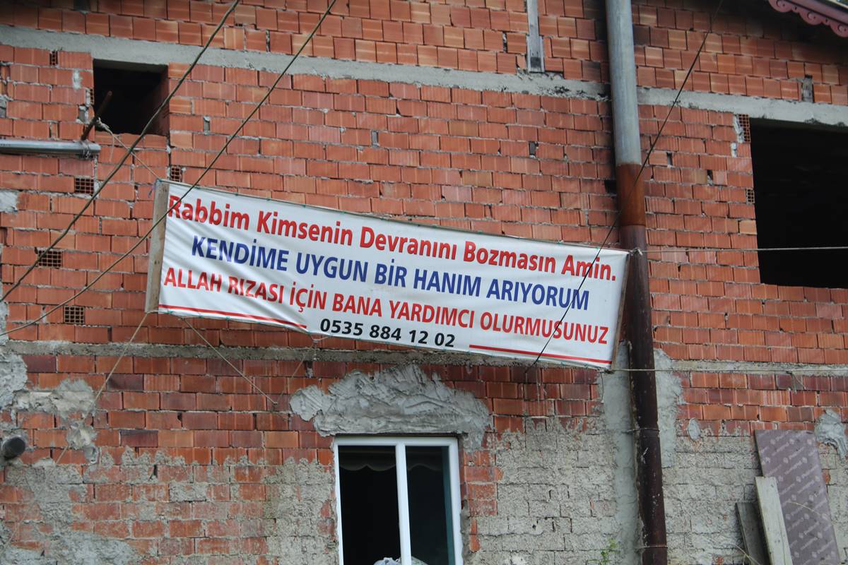 evlenmek-icin-pankart-yaptirdi-3