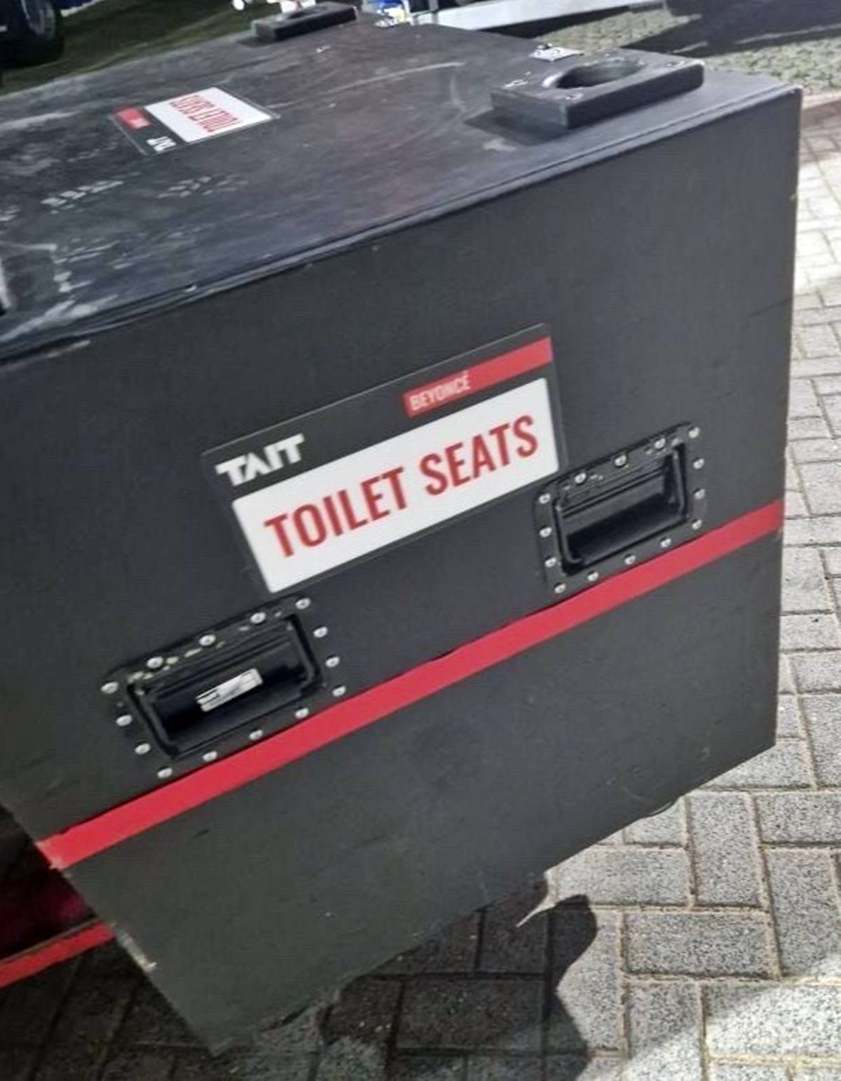 beyonce-klozetinin-yaninda-goturuyor