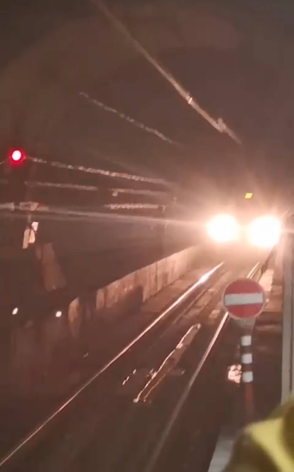 marmarayda-trenin-onune-atladi-1