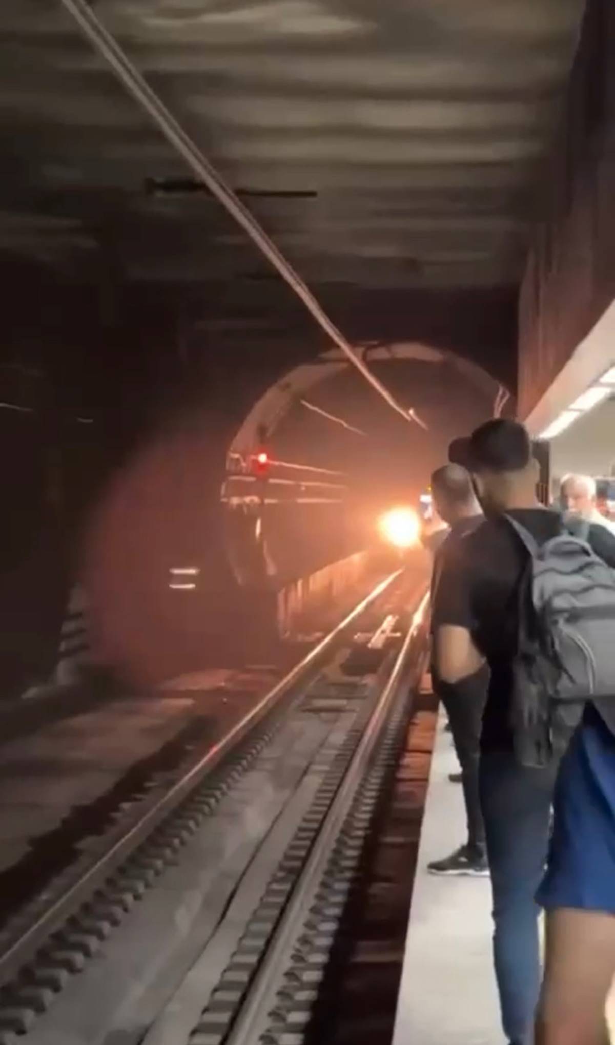 marmarayda-trenin-onune-atladi-3