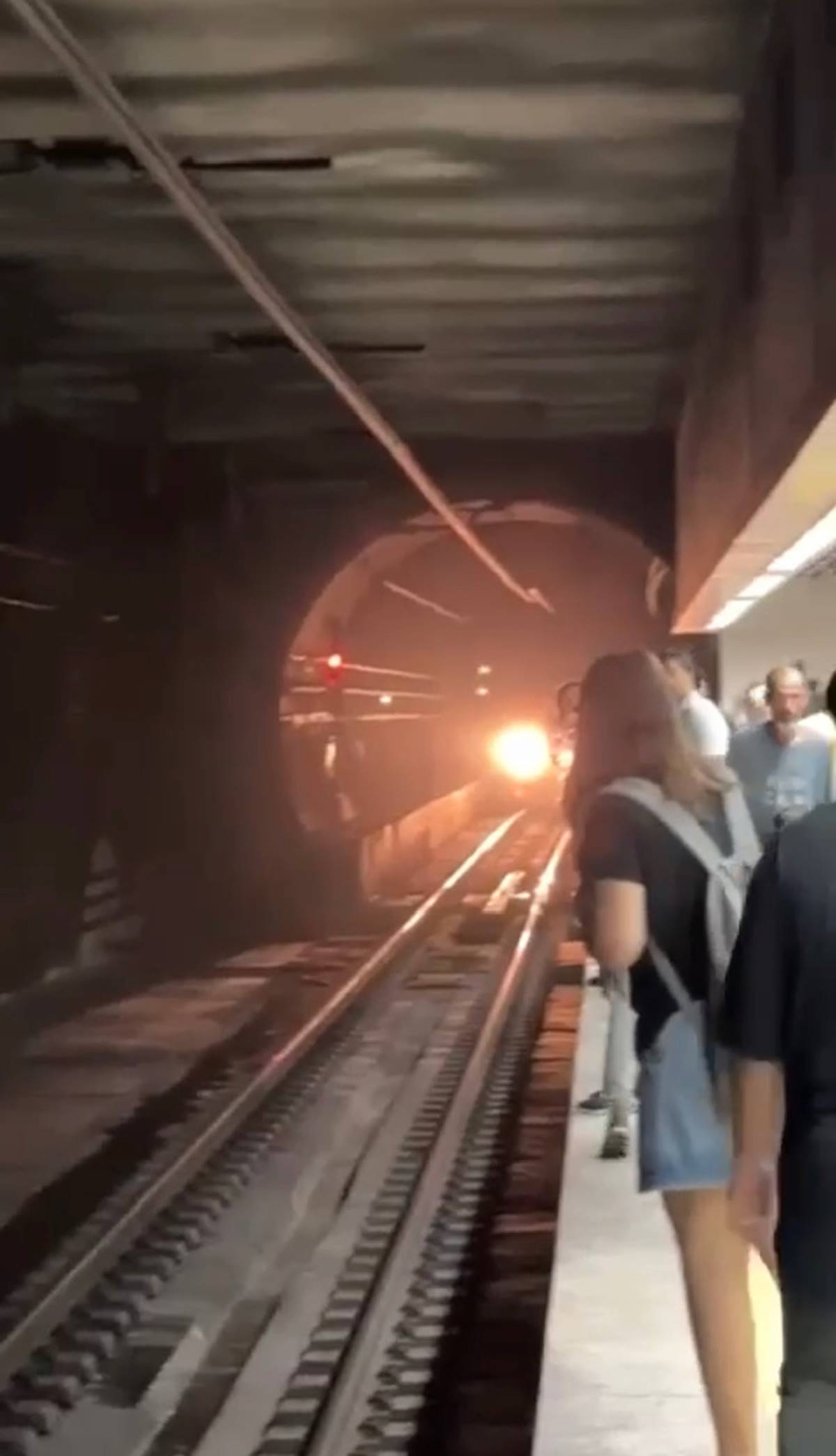 marmarayda-trenin-onune-atladi-4