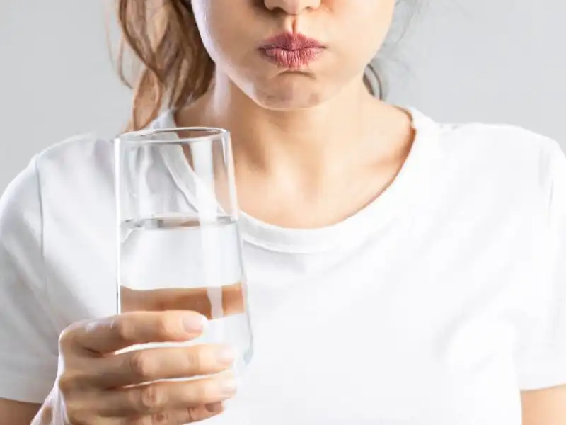 neden-tuzlu-suyla-gargara-yapmaliyiz-23f441f9-5ccc-4e39-83c2-8eab657b5973