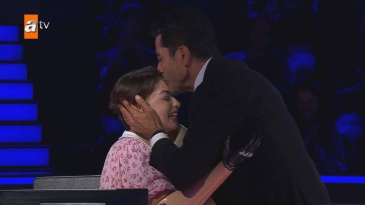 kim-milyoner-olmak-ister-kenan-imirzalioglu-rabia-birsen-guvercini-alnindan-optu-1