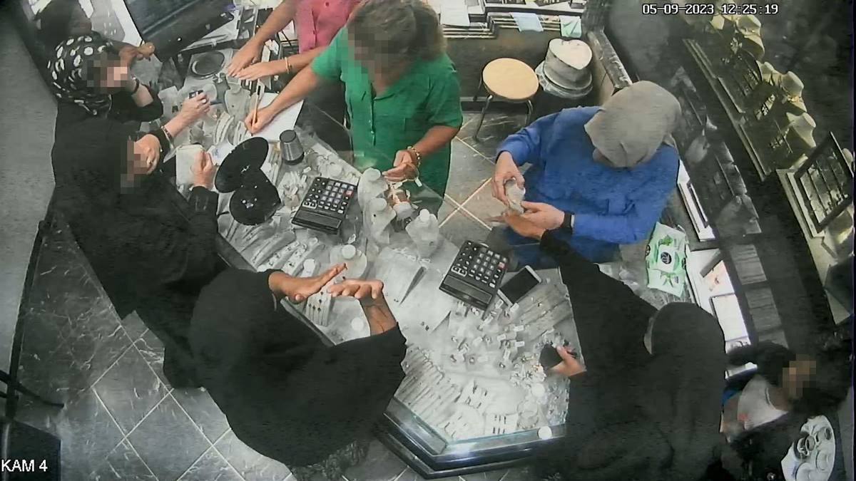 yetiskinler-oyaladi-kucuk-cocuk-icinde-60-bin-tllik-yuzuk-olan-tablayi-caldi-2