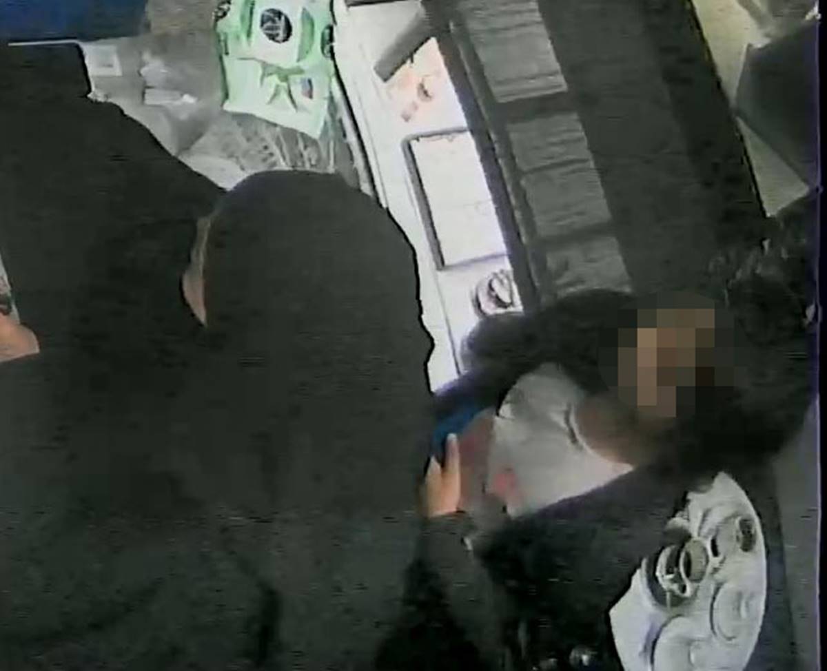 yetiskinler-oyaladi-kucuk-cocuk-icinde-60-bin-tllik-yuzuk-olan-tablayi-caldi-3