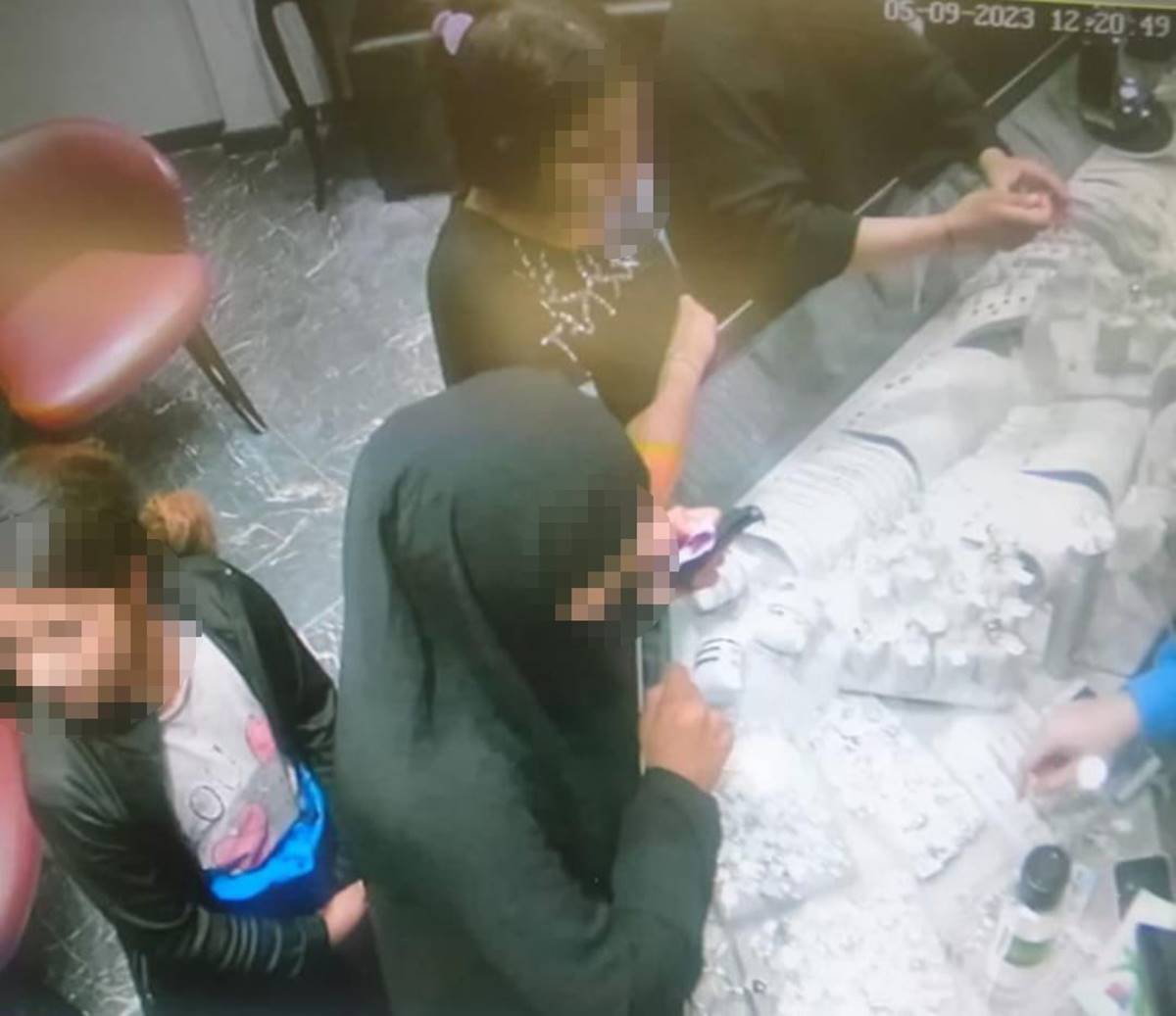 yetiskinler-oyaladi-kucuk-cocuk-icinde-60-bin-tllik-yuzuk-olan-tablayi-caldi-7