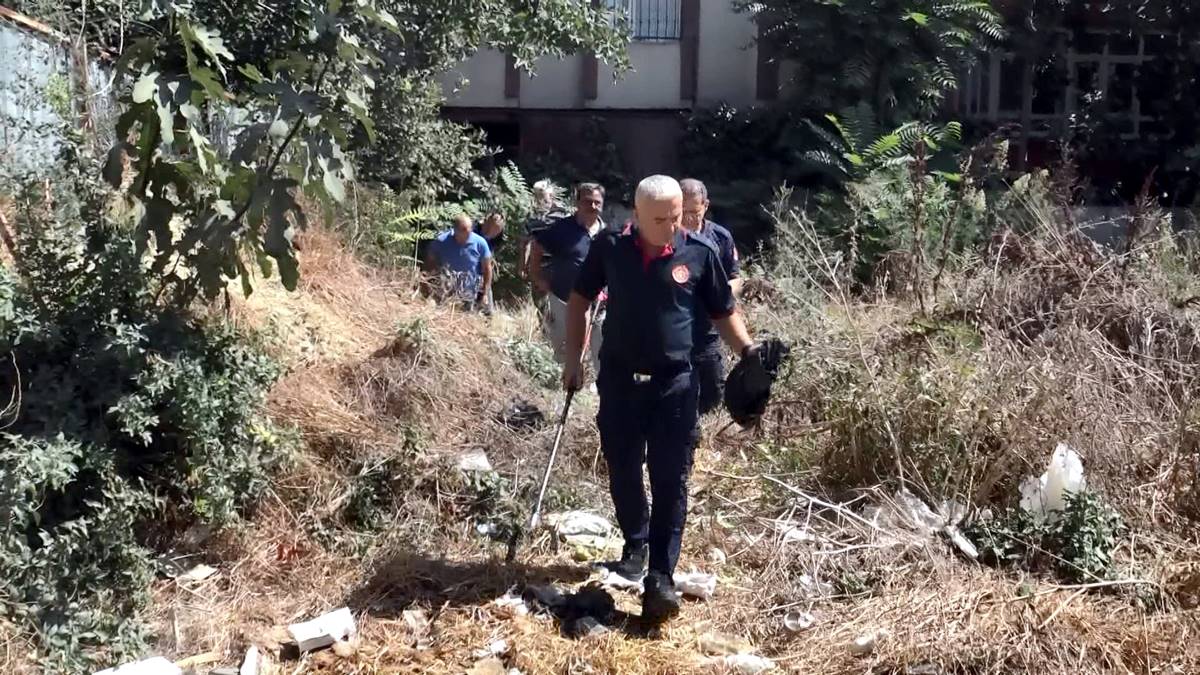 avcilarda-binanin-bahcesindeki-yilani-itfaiye-ekipleri-yakaladi-6