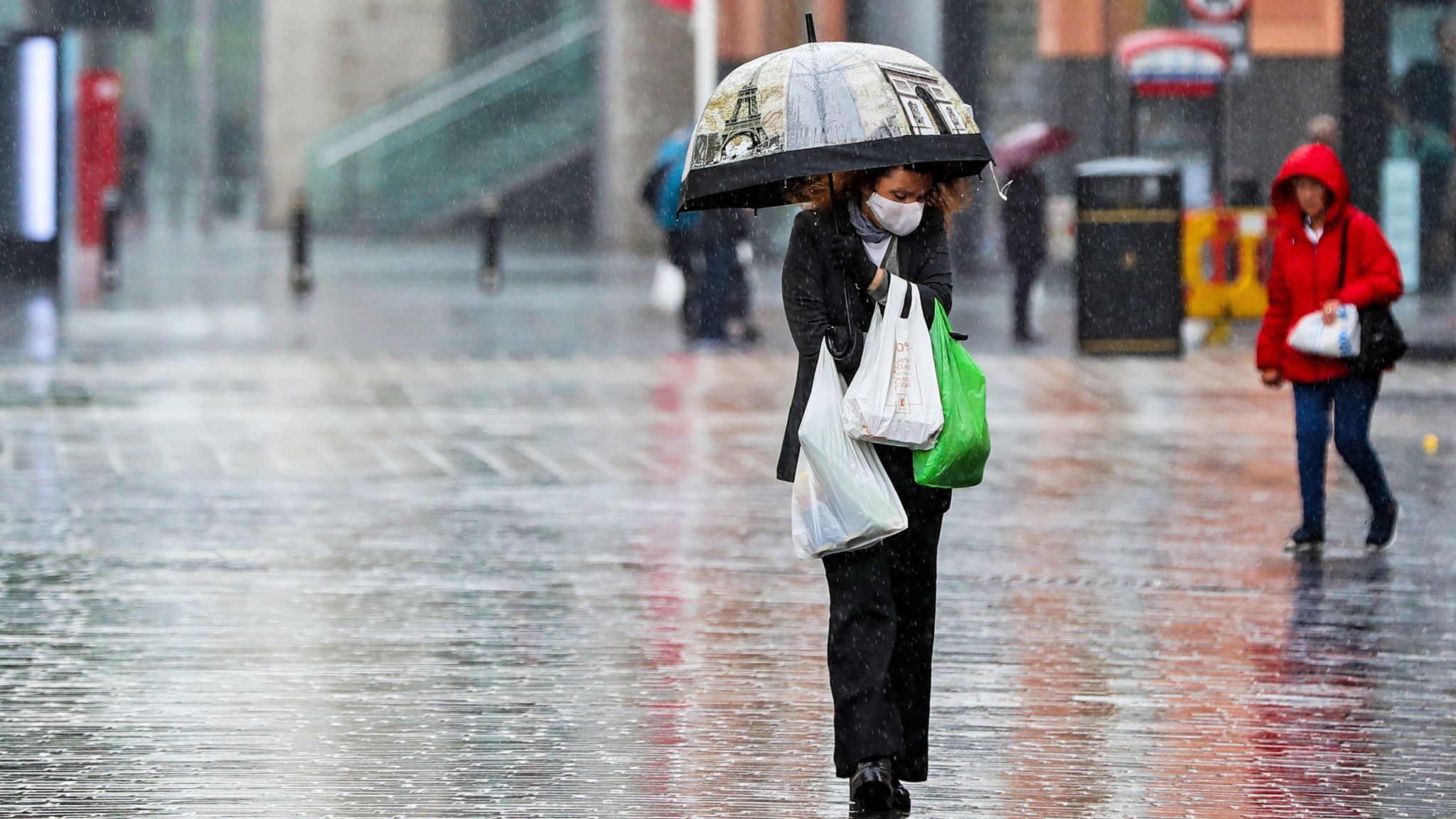 skynews-rain-uk-shopper-shopping-5006639
