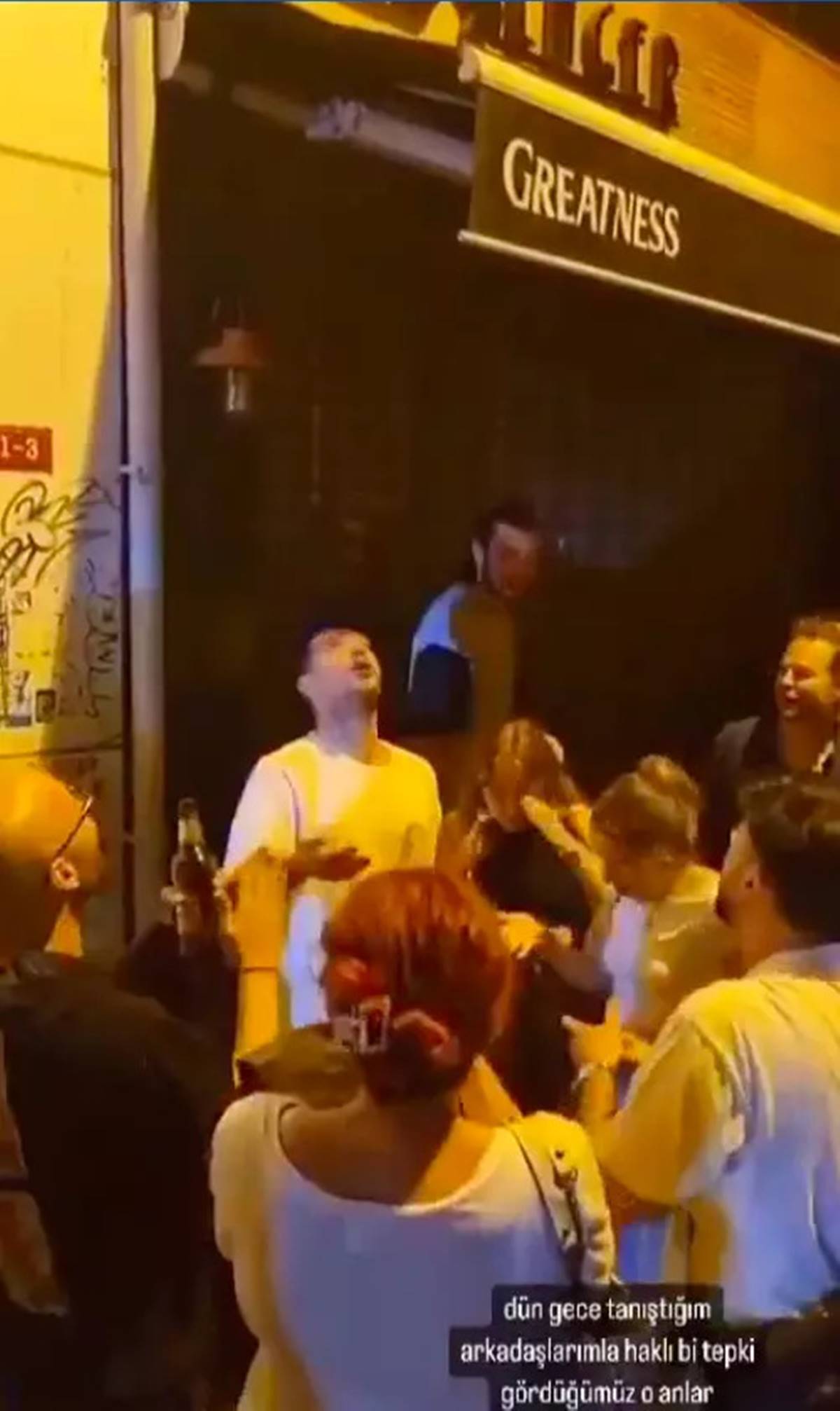 uraz-kaygilaroglu-sarki-soylerken-uzerine-su-doktuler-1