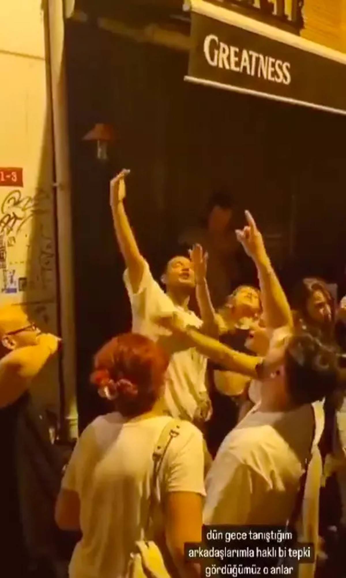 uraz-kaygilaroglu-sarki-soylerken-uzerine-su-doktuler-2